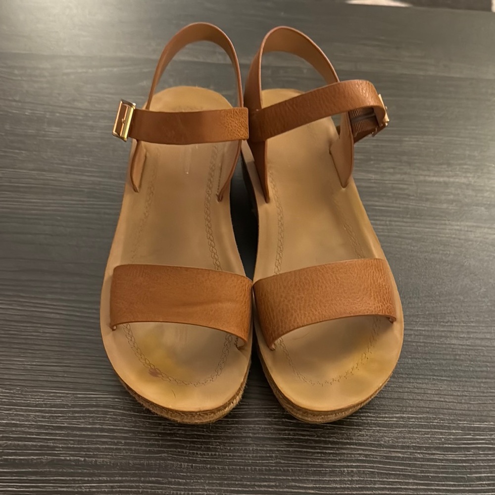 Women’s Brown Sandals with low platform.